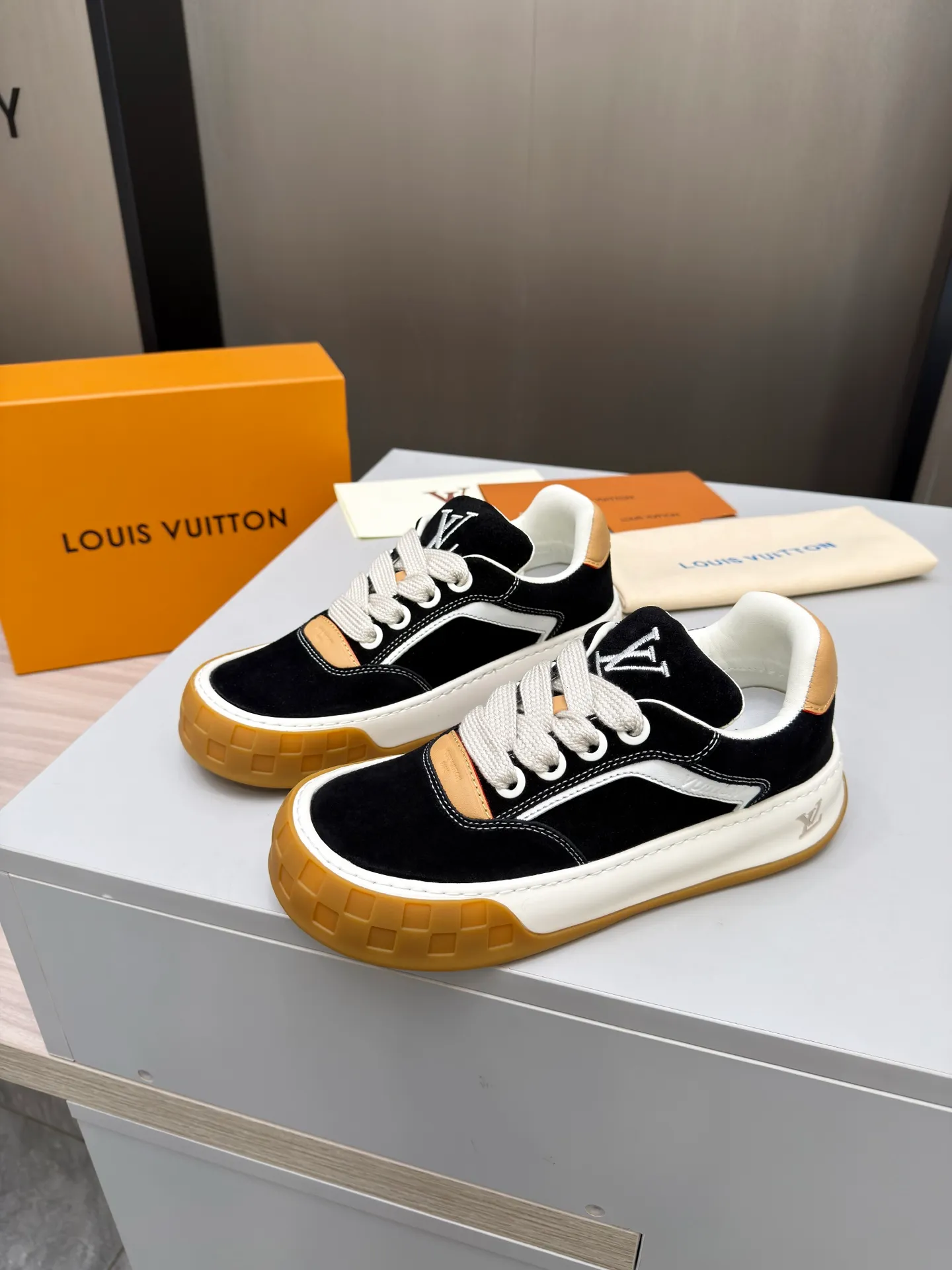 Men's men's shoes pP640! Top version LV-Louis Vuitton-classic catwalk new style, empty glue process·original 1:1 development and reproduction! ! The upper foot is very comfortable. It is made of luxurious materials and fine workmanship. The midsole is printed with English letters "Made in Europe". The upper is made of calfskin imported from Italy. The side is decorated with the brand's LOGO and signature. The latest latex foot pads and mesh lining make the foot feel super comfortable. The original two-color TPU combination outsole is specially provided by the original factory. Bag technology Goodyear stitched edges Fabric: Exclusive custom first-layer cowhide Accessories: Exclusive private model Vuitton logo, lining: Customized silk mesh lining - first-layer silk cowhide lining Outsole: TPU combination outsole wear-resistant, non-slip and anti-yellowing Foot pads: new latex pads-mesh sweat-absorbent Counter technology: fully computerized sewing machine wire drawing Toe box back cover Hot and cold shaping Full set of pull-top last with medium and low logo pattern Code number 39-45